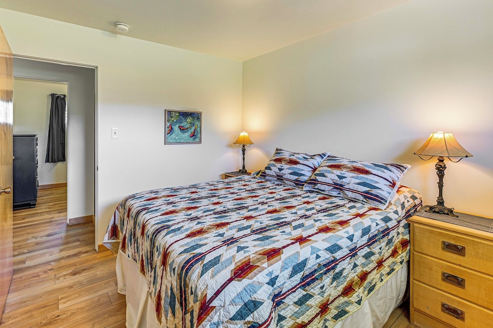 Walk to Flathead Lake: Airy Home w/ Mtn Views!