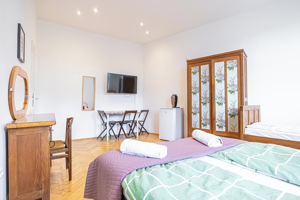 Cozy 4BR Apt Garden Close to Danube