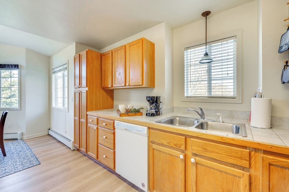 Walk to Downtown: Mountain-view Estes Escape