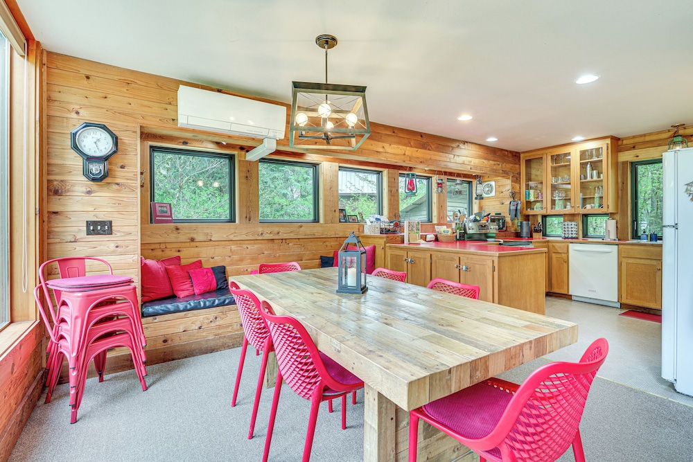 Riverfront Skykomish Cabin w/ Private Hot Tub!