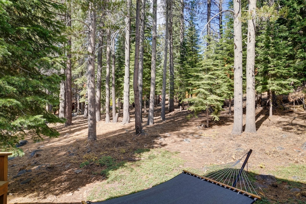4 Mi to Downhill Ski Resort! Spacious Family Haven view 3