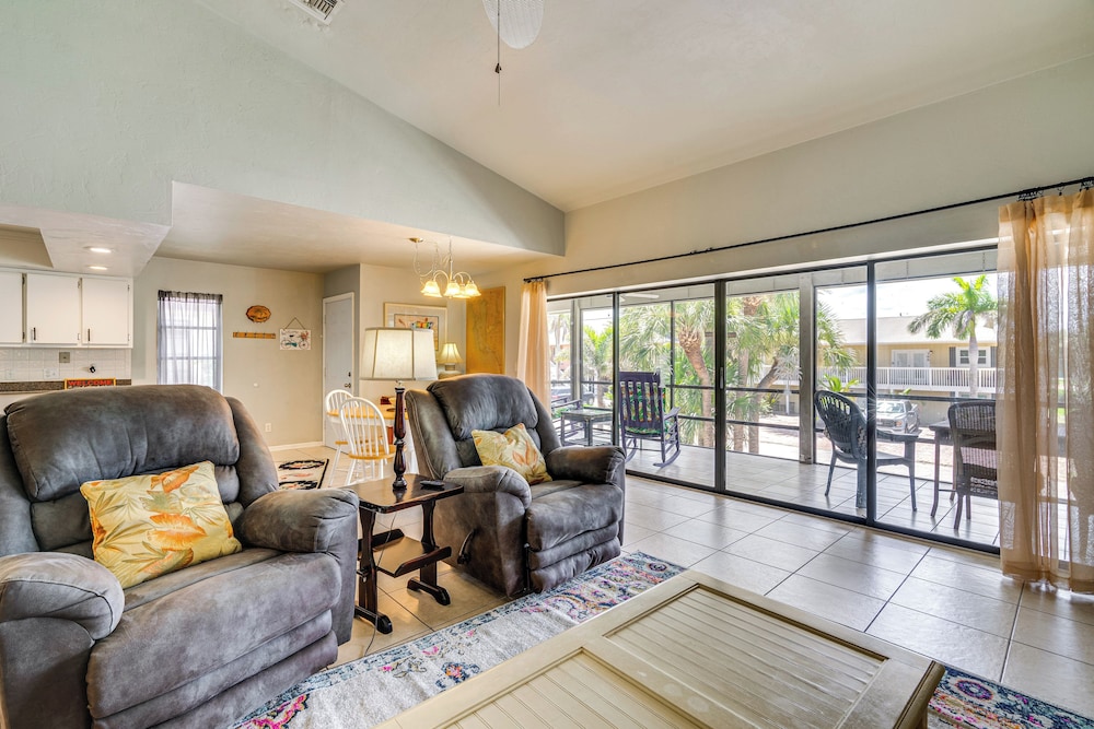 Walk to Sugar Sands: Retreat in Fort Myers Beach