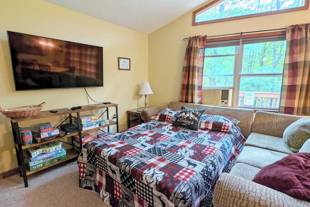 The Bear Foot Lodge by Avantstay Game Room, Deck, Beach/lake Access