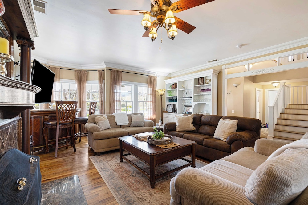 Victorian Manor In Paso Robles Wine Country + Pool, Hot Tub, Firepit, Tennis Court Sleeps 28