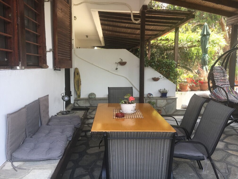 Agrelia House