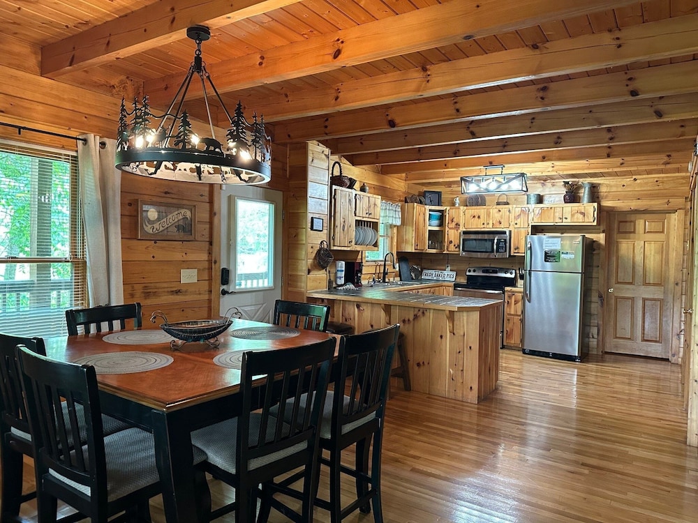 Chillin N Grillin 2 Bedroom Cabin