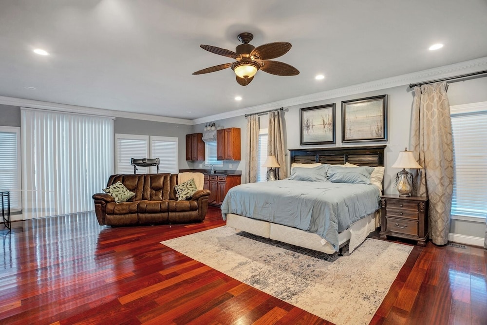 Luxury Lakefront 4br: Jacuzzi, Game Room & Wi-fi