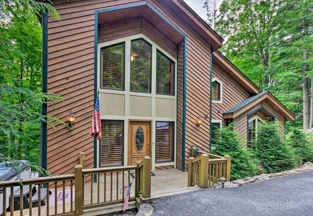 Lavish Beech Mountain Ski Cabin w/ Hot Tub! view 4