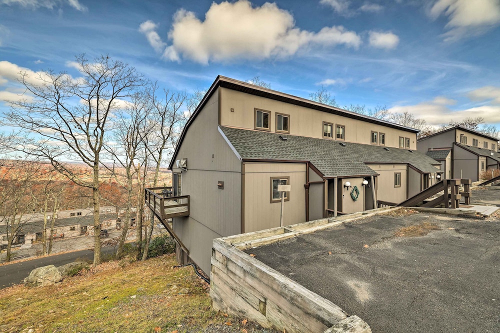 Cozy Camelback, Pocono Retreat w/ Mountain Views!
