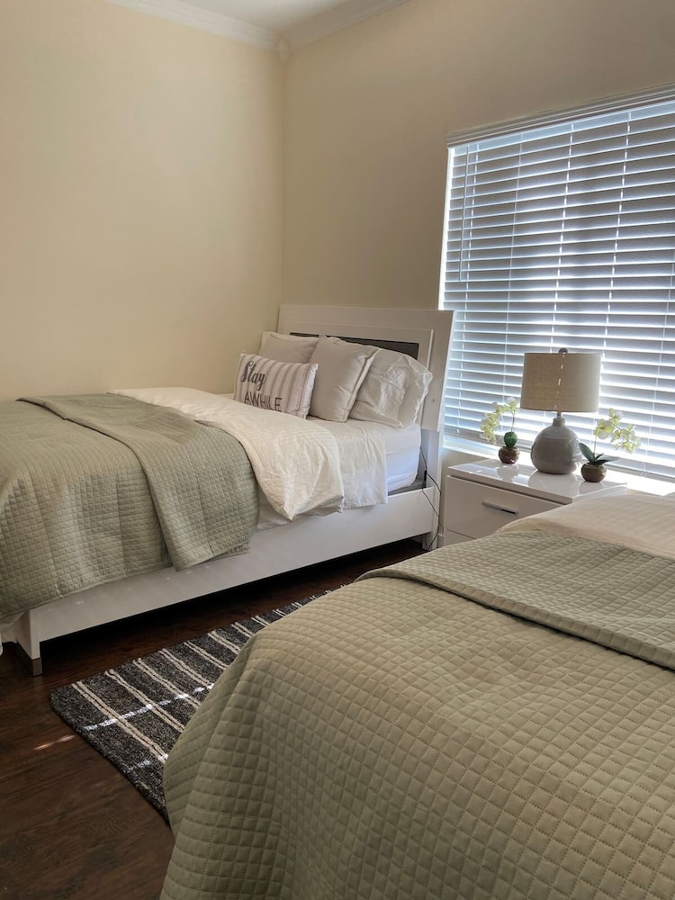 Stunning 5 Star Home Retreat Private Pool Spa BBQ 4 BR