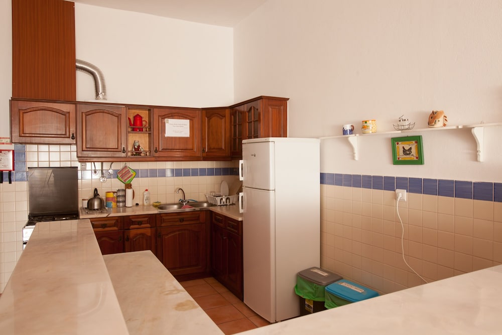 Ericeira Chill Hill Hostel & Private Rooms - Peach Garden