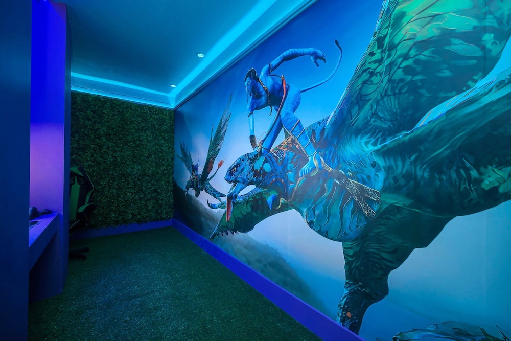 Chic 10br Retreat With Themed Rooms Pool