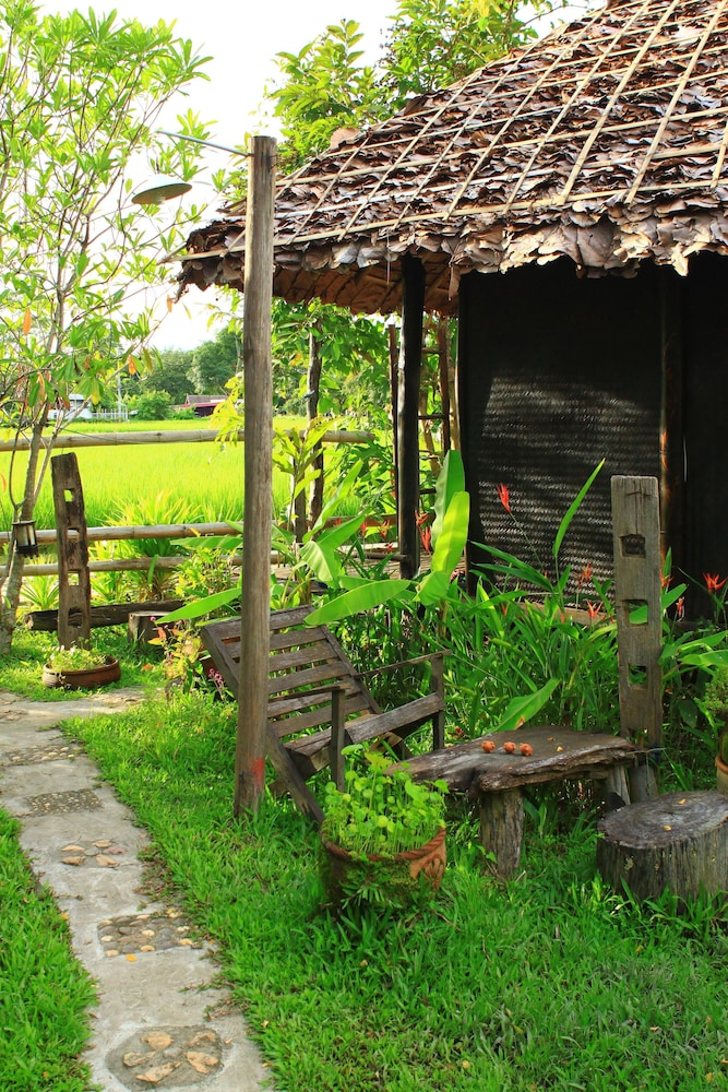 Khun Nai Tern Sai - Adults Only