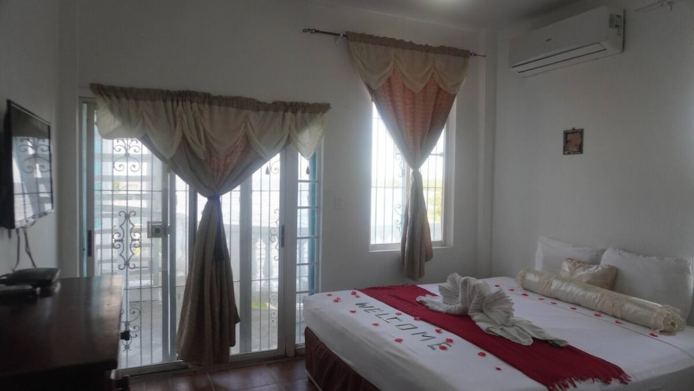 See Belize Waterside Sea View 2-bedroom Apartment w Balcony, Pool & Deck 2nd FL