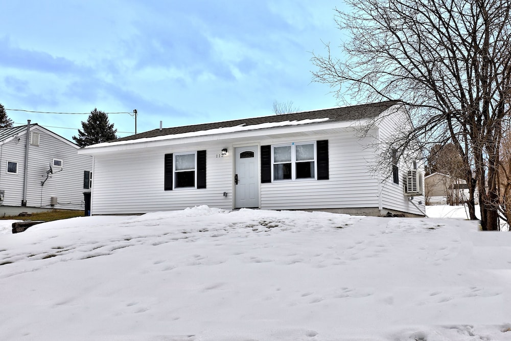 Rutland Vacations - Rutland's Hidden Gem: 2 Br/1ba Renovated Home Close To Everything 2 Bedroom Home - Property Image 2