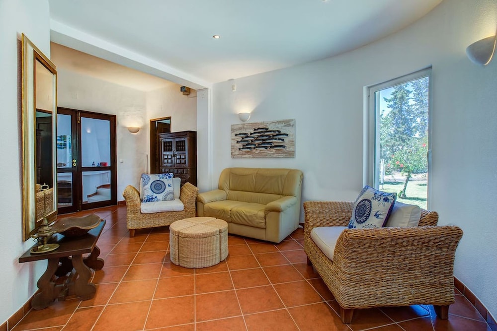 Casa Ninho Spacious 5 Bedroom Villa in an Enviab