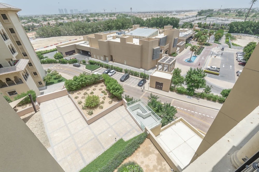Stylish 1-bedroom Retreat With Pool in Vibrant Jumeirah Golf Estates