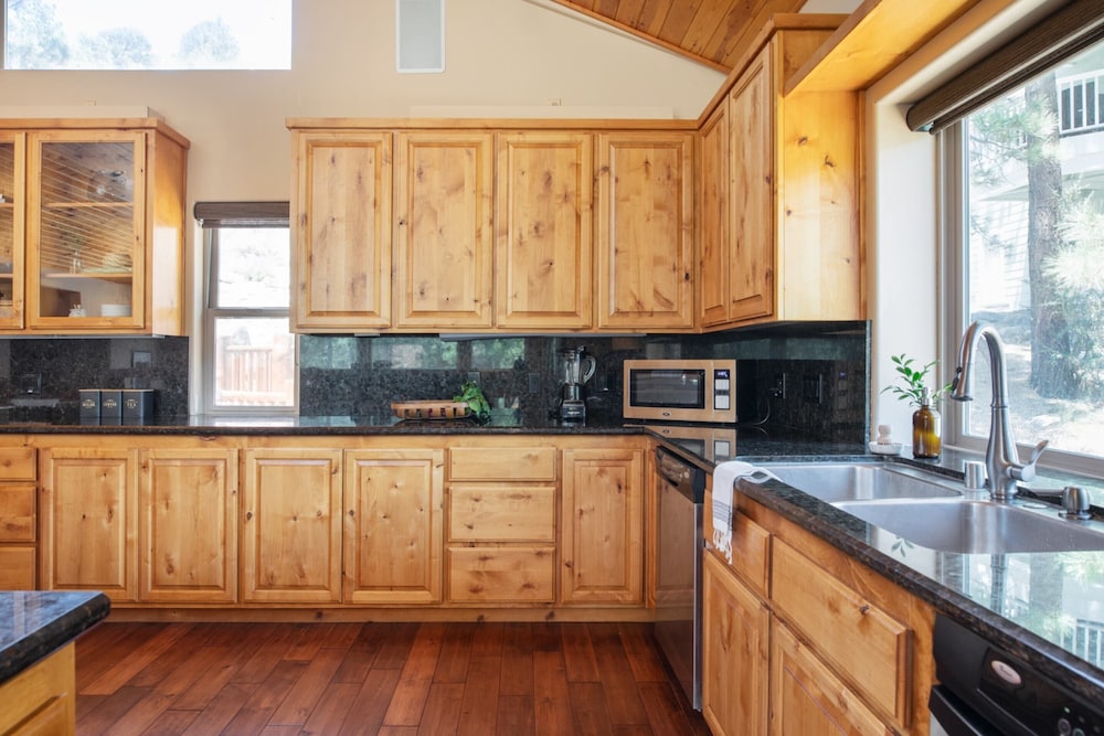 Bernard by Avantstay Luxurious Cabin in Big Bear w/ Hot Tub & Pool Table view 5