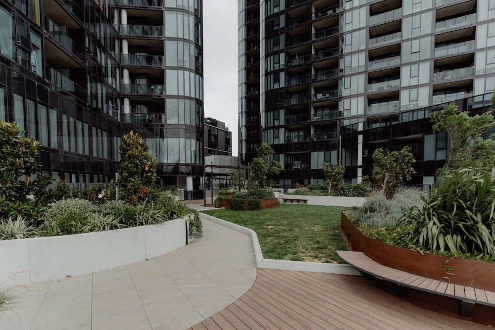 Panoramic Lake View 2-bed With Pool,