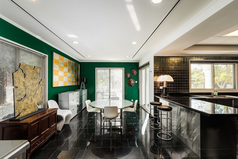 Artsy 4BR DIP Villa w Community Pool Gym