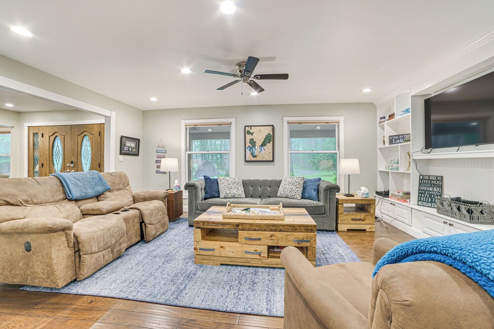 Sunroom, Dining Pavilion & More: Gem on Burt Lake!