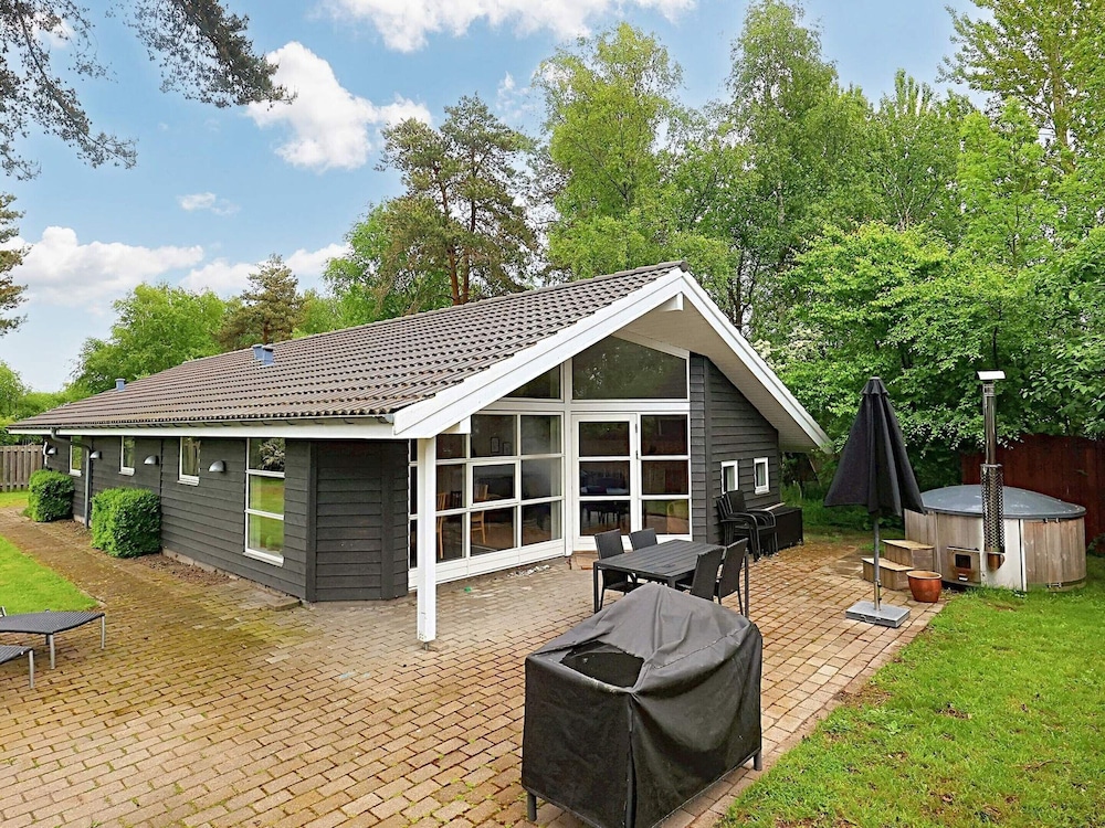 10 Person Holiday Home in Vaeggerlose