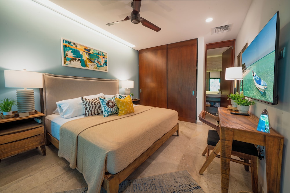 Maricruz - Luxury Condo with Jacuzzi view 3