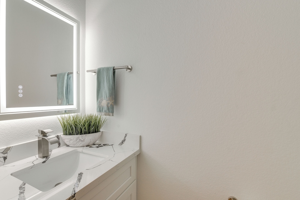 4 Mi to NRG Stadium: Luxurious Houston Townhome!