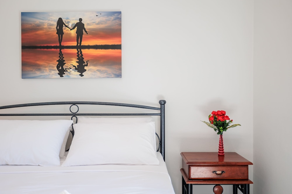 Seaview and Sunsets - Beachside Retreats