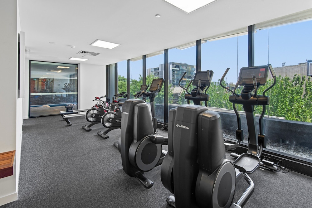 Chic 1-bed With Balcony Views and Amenities