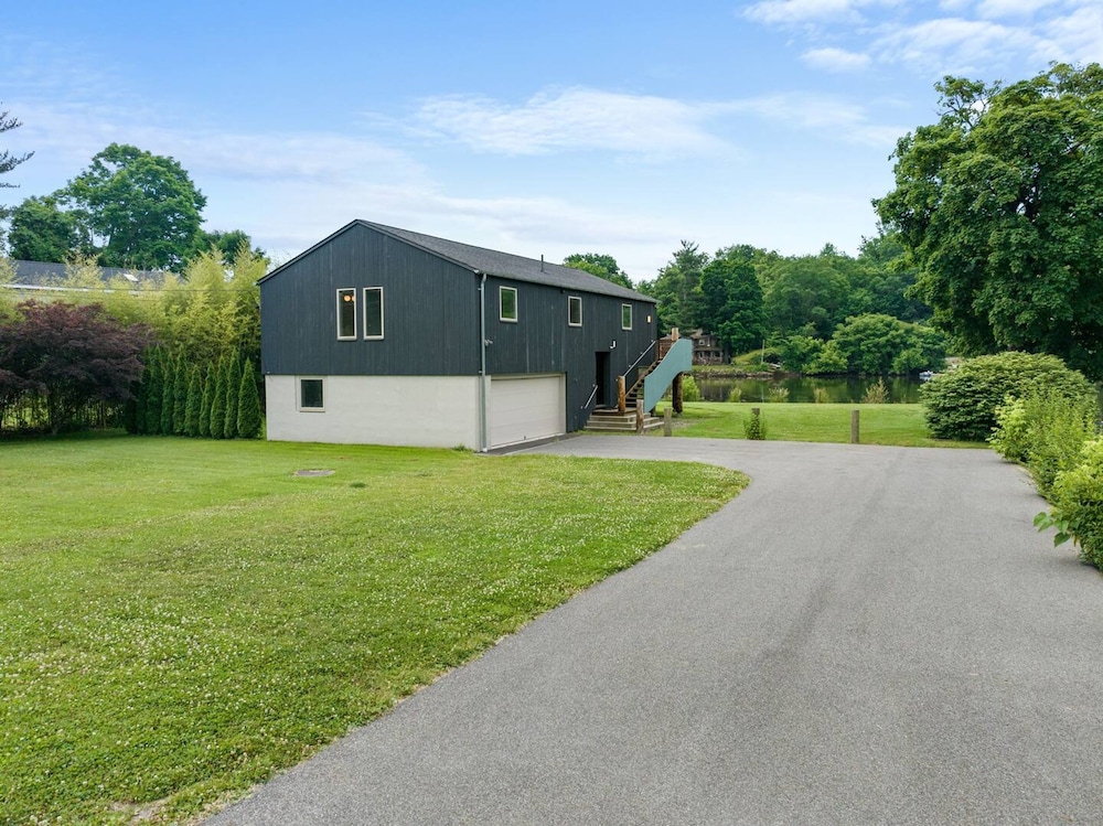 Mod Artist Home With River Views