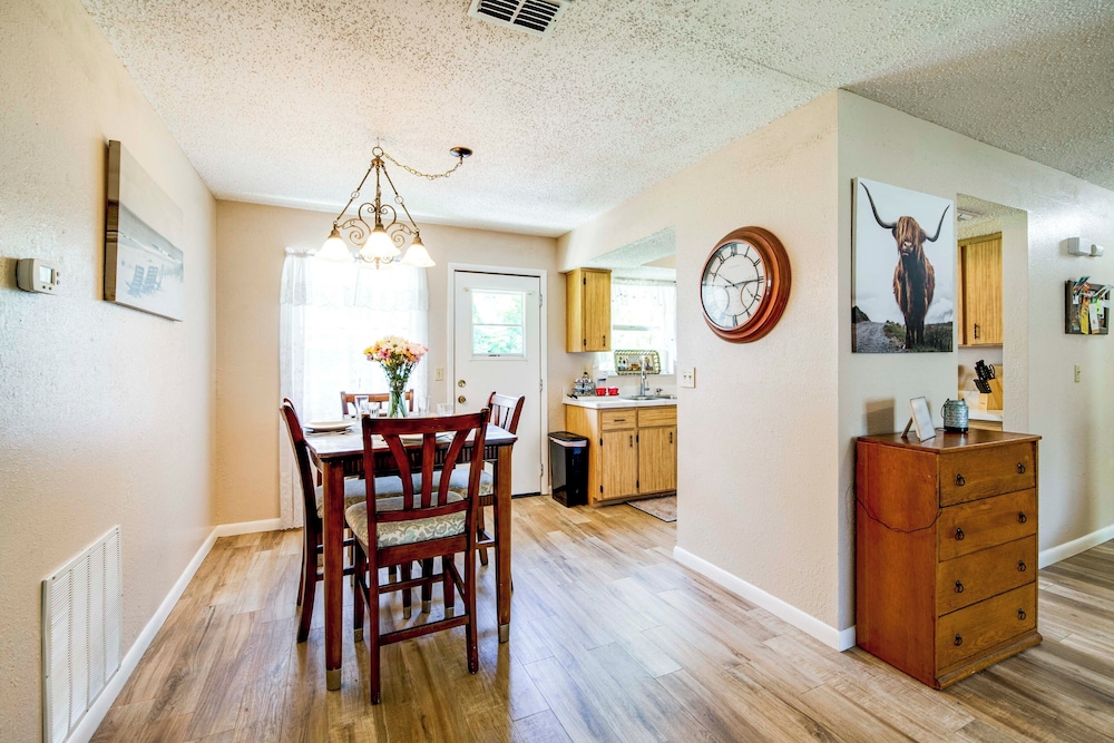 Explore Weeki Wachee Springs: Pet-friendly Home