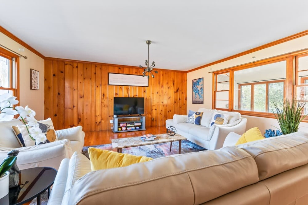 HV Spacious Retreat Sleeps 13 w Hot Tub