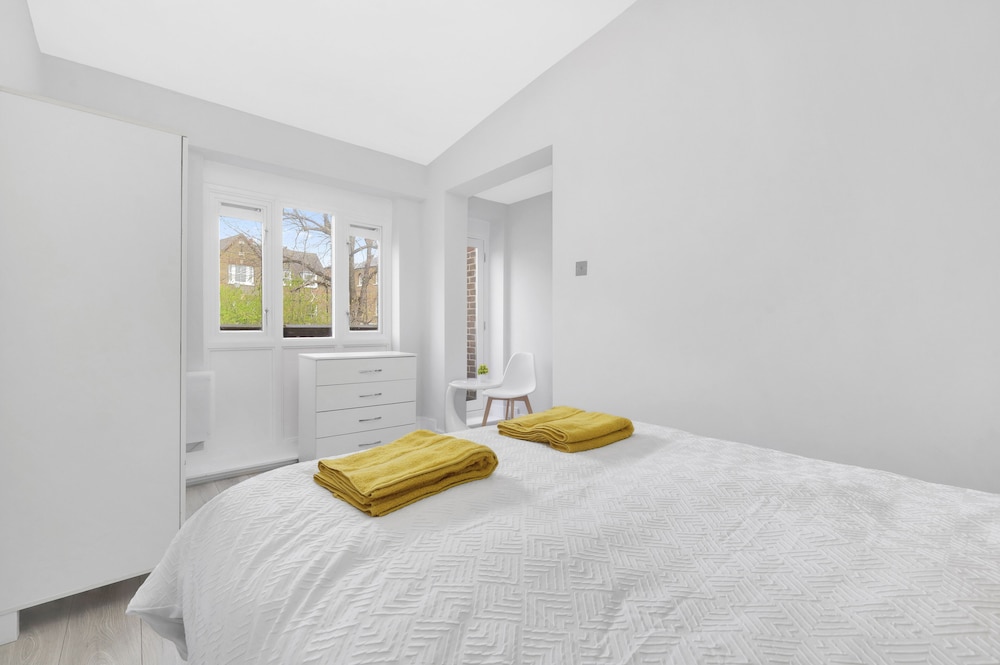 Stylish 4-bed Apartment - Parking & Central Links