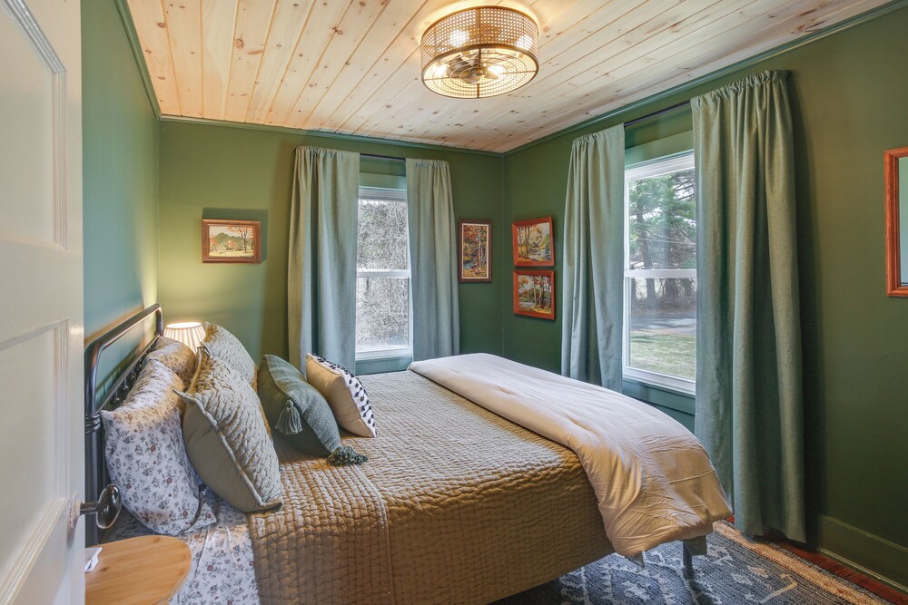 4 Mi to Great Barrington: Berkshires Retreat!