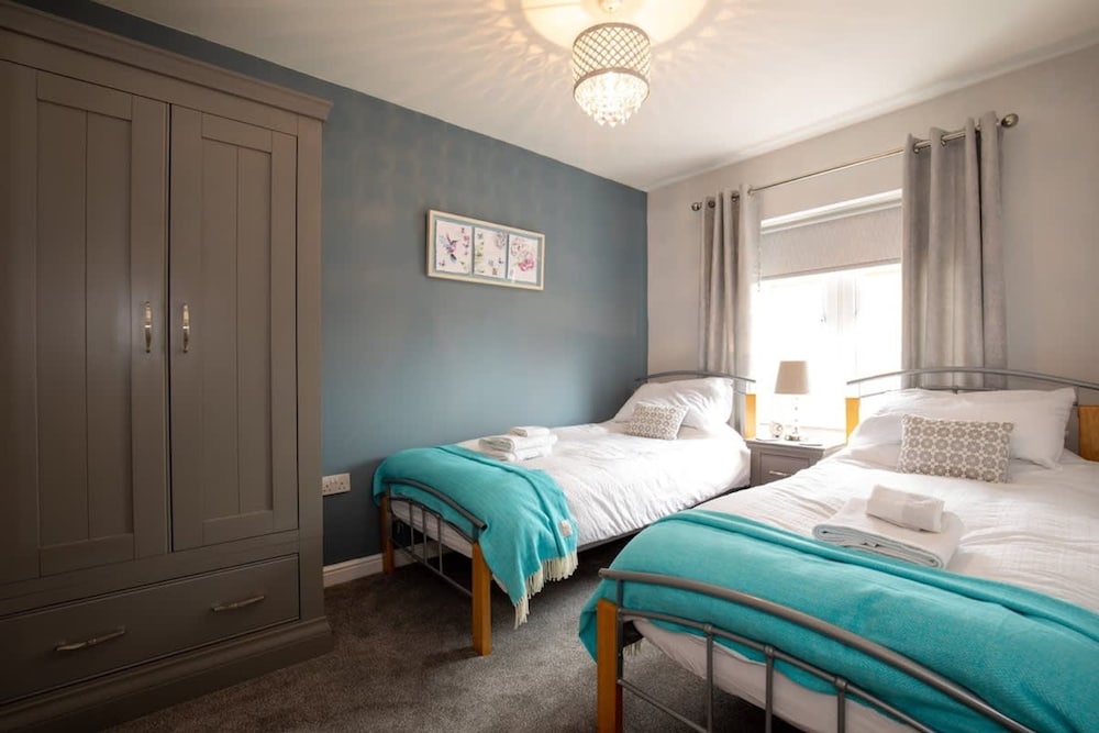 Blue Bridge View - Sleeps 7 With Free Parking