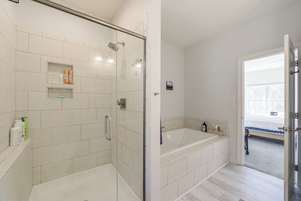 7 Mi to Dtwn Asheville: Apt w/ Sauna Access!