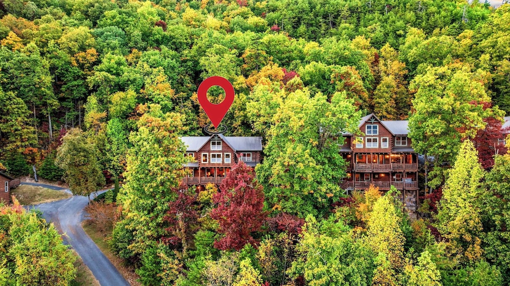 A View for All Seasons by Avantstay 12bdr w/ Game Room, Hot Tub, Movie Theater, Deck Views