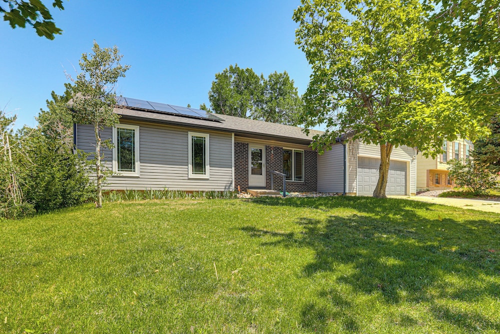 Pet-friendly Retreat w/ Fenced Yard in Aurora