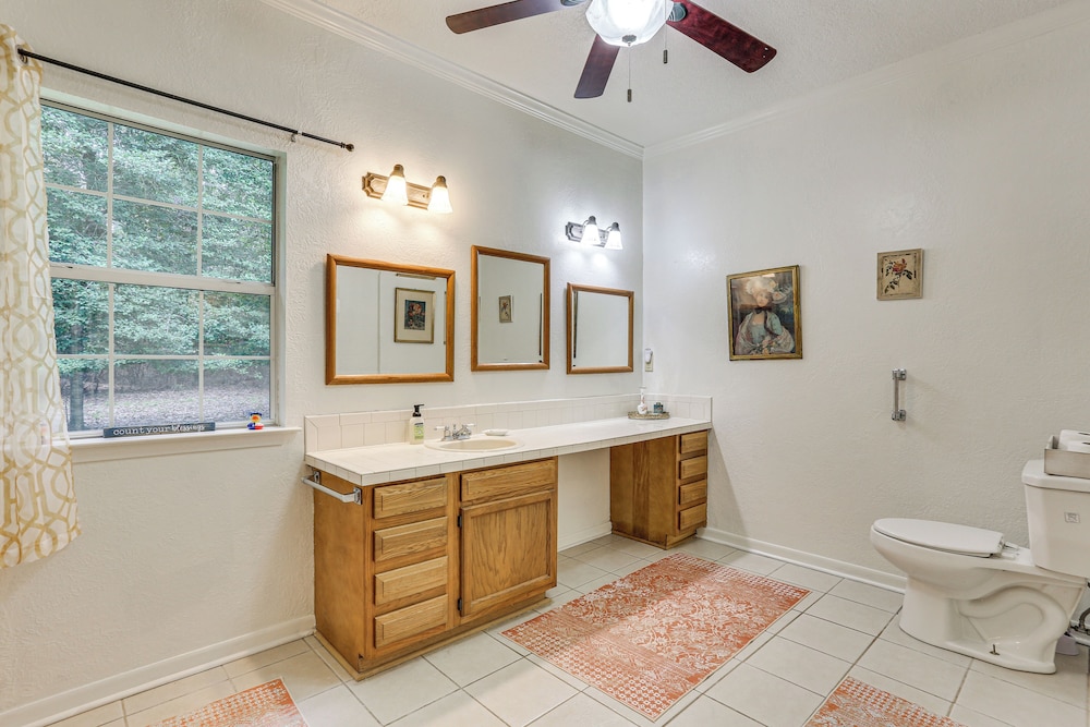 Relax By the Lake: Quiet East Texas Retreat