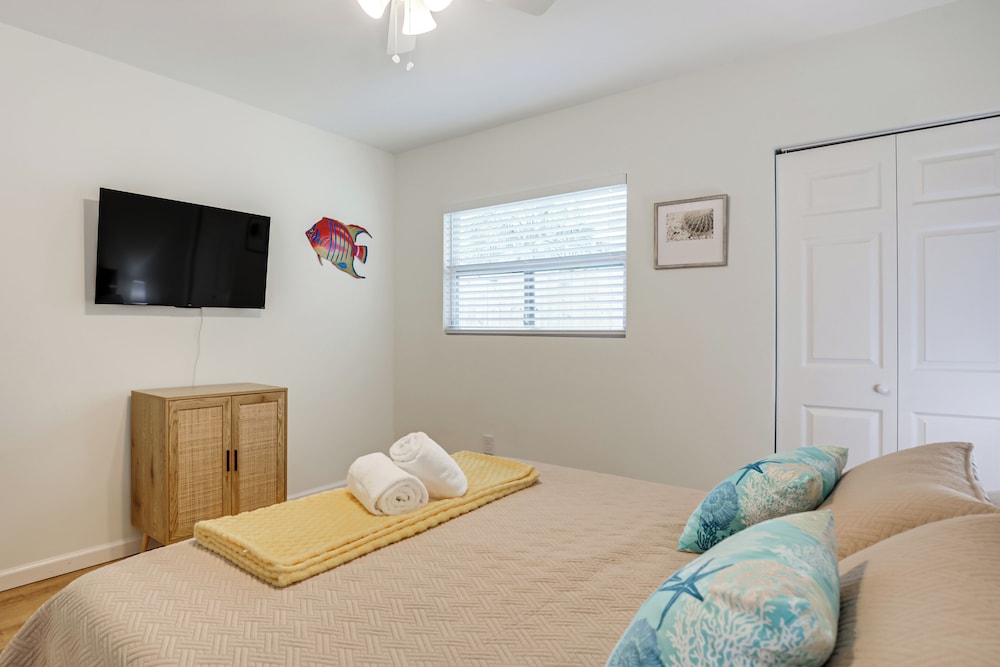 Walk to Beach: Getaway w/ Fire Pit in St Augustine