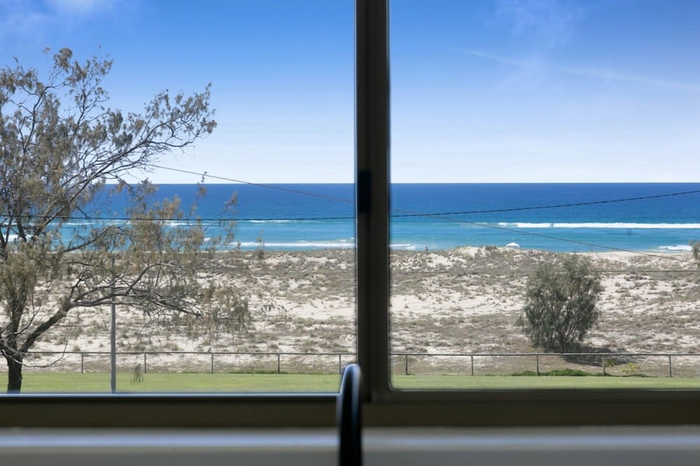 Beachfront Studio With Balcony & Stunning Views