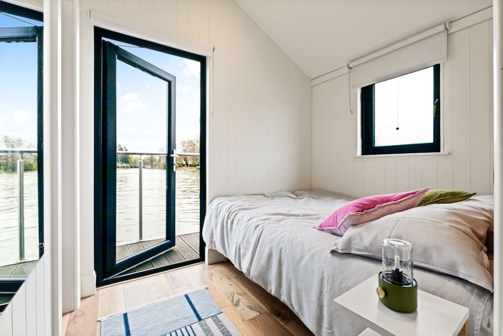 Ondine Houseboat on the Thames - From 160 Per Night