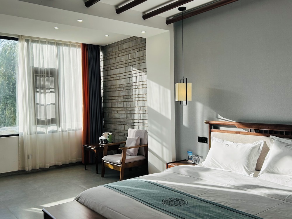 Qichi Waterfront B&B Hotel