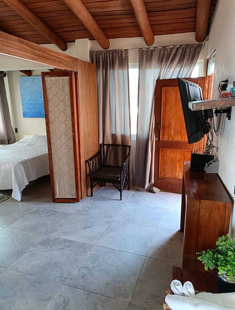 casa adriana zihuatanejo