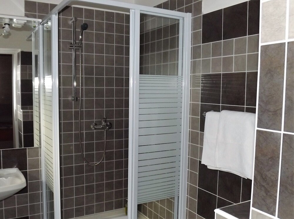 Apartment 5 Double Bed & Bidet Sleeps 2 Guests photo 3