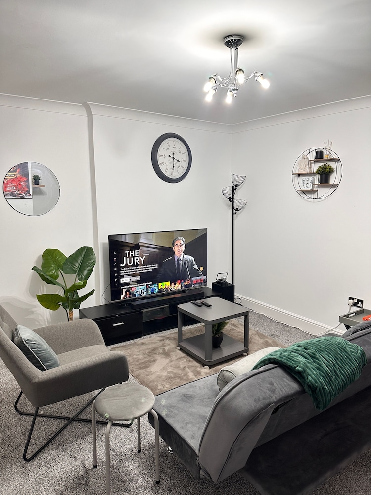 Charming Birmingham Apartment With Mini Balcony and Wifi With a Free Parking