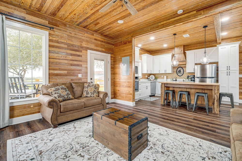 Furnished Deck + Views: Rural Schulenburg Retreat