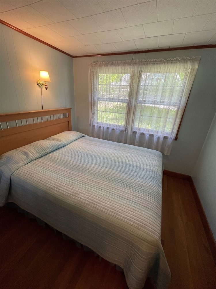Water's Edge Limit 8 4 Bedroom Cottage by RedAwning view 2
