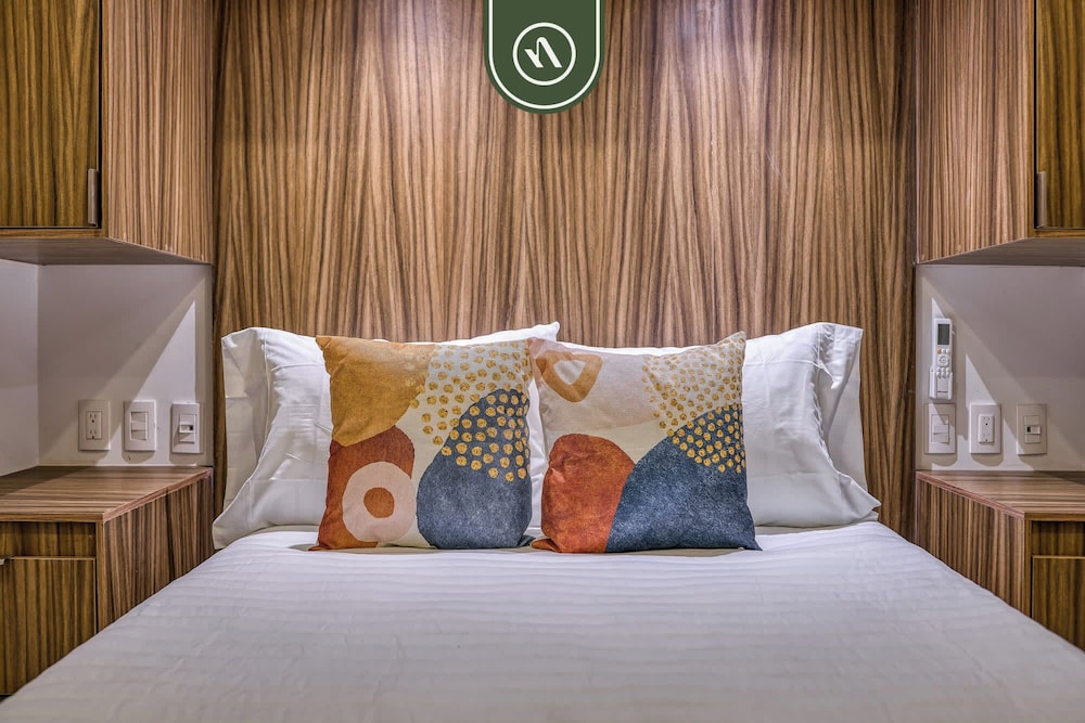 Brand New 1 BR Condo - Pool - Jacuzzi - Gym